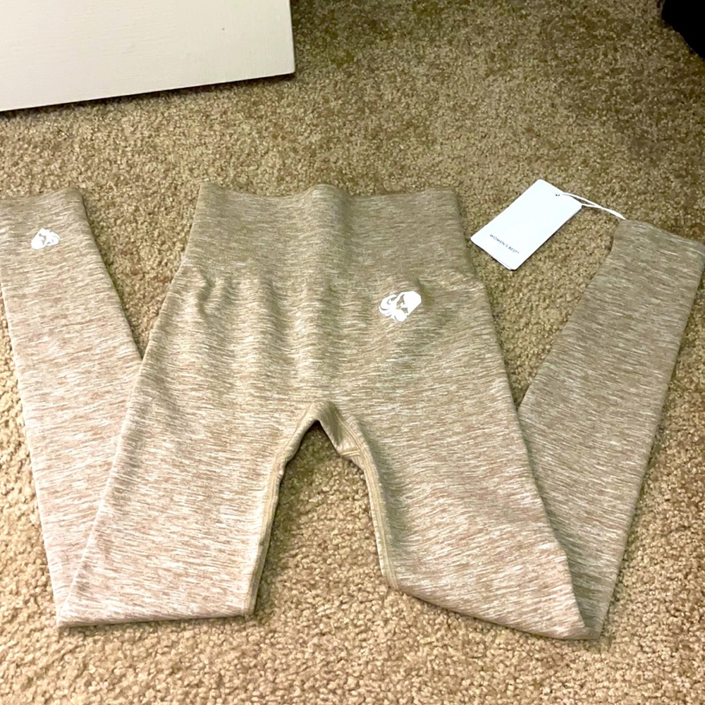 ❗️LAST CHANCE ❗️Women’s Best brand legging (NWT)